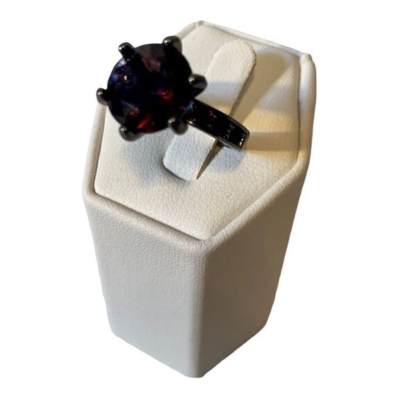 Beautiful Purple Stone Solitaire w/ 3 smaller stones on each side. - Picture 3 of 5